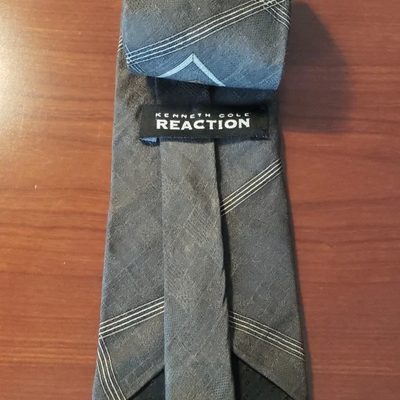 Kenneth Cole Men's Silk Tie - Picture 3 of 4